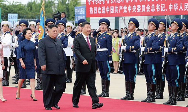 시진핑 중국 국가주석이 지난 6월 평양을 방문, 김정은과 함께 북한군 의장대를 사열하고 있다. ⓒphoto 인민일보