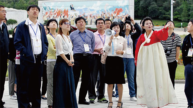 중국인 관광객들이 북한 안내원의 설명을 들으며 평양을 구경하고 있다. ⓒphoto 차이나 데일리