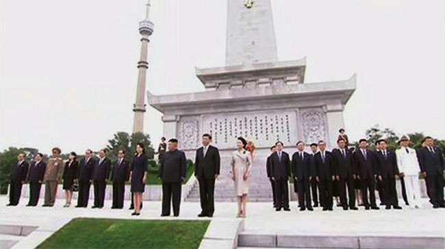 중국과 북한의 지도부가 평양의 조중우호탑 앞에서 기념촬영을 하고 있다. ⓒphoto CCTV