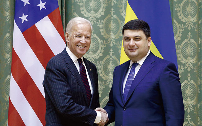 2017년 1월 볼로디미르 그로이스만 우크라이나 총리(오른쪽)와 만난 조 바이든 전 미 부통령. ⓒphoto 뉴시스·AP