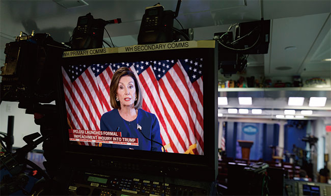 지난 9월 24일, 낸시 펠로시 미 하원의장이 미 국회의사당에서 도널드 트럼프  대통령의 탄핵을 위한 공식조사 개시를 발표하고 있다. ⓒphoto 뉴시스·AP