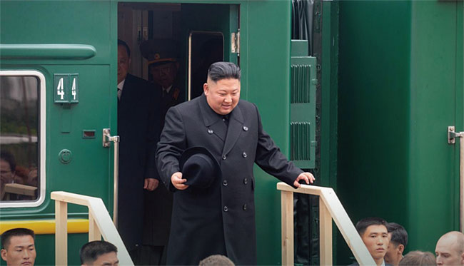 지난 4월 러시아를 방문한 북한 김정은 위원장이 자신의 전용열차에서 하차하고 있다. ⓒphoto 뉴시스
