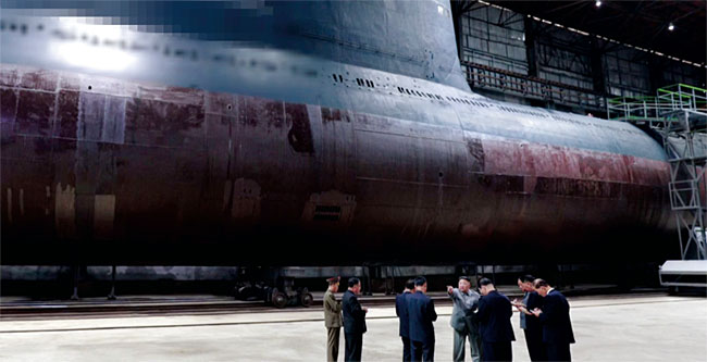 지난 7월 새로 건조한 잠수함을 살펴보는 북한 김정은 위원장. SLBM을 쏘는 잠수함 수직발사관(사진 왼쪽 위)은 모자이크 처리돼 있다. ⓒphoto 조선중앙TV