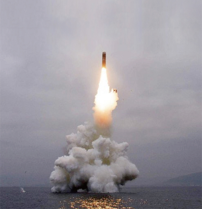 북한이 지난 10월 2일 SLBM인 북극성-3형을 발사하고 있다. ⓒphoto 노동신문