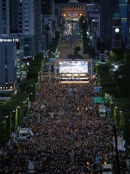 지난 9월 28일 서울 서초구에서 열린 ‘검찰개혁 사법적폐 청산을 위한 촛불 집회’의 모습. ⓒphoto 남강호 조선일보 기자