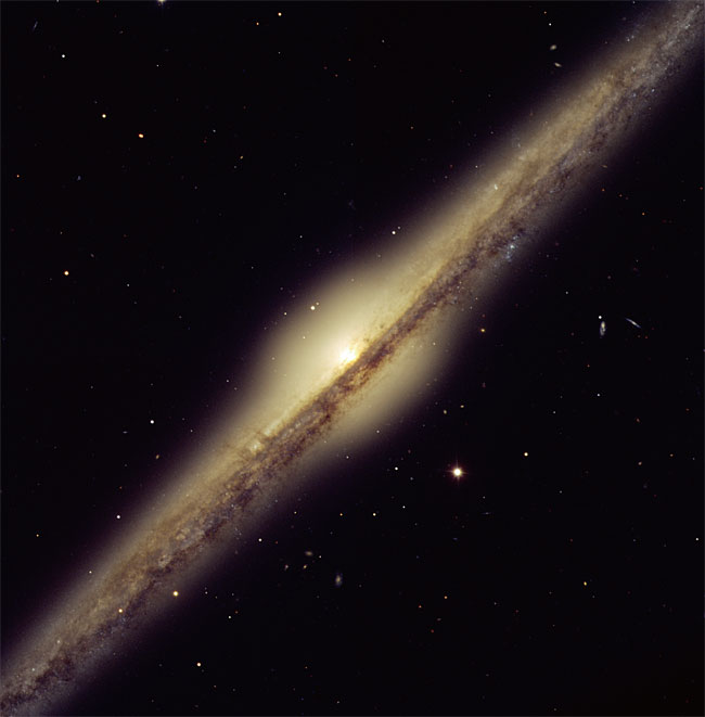 머리털자리에 있는 나선은하 NGC4565. 우리은하의 옆 모습을 예상한 것이다. 어떤 은하는 왜 이런 모습일까가 이석영 교수가 갖고 있는 질문이다. ⓒphoto NASA