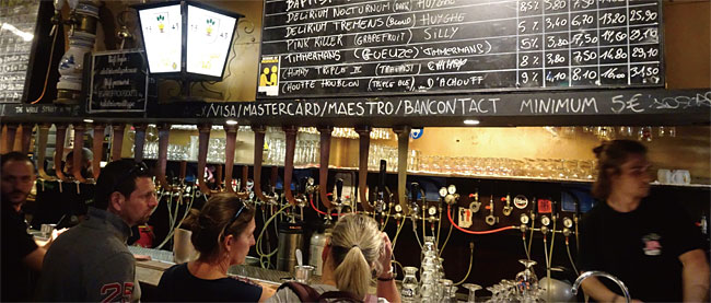 브뤼셀 맥주의 성지로 평가받는 ‘델리리움 카페’. 전 세계에서 가장 많은 맥주를 파는 기네스 신기록 매장이다.