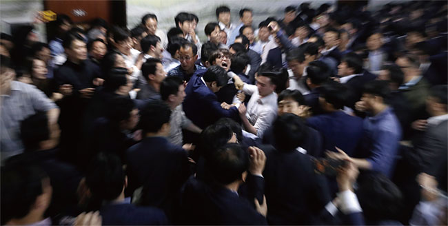 지난 4월 26일 새벽 서울 여의도 국회 본청 의안과 앞에서 여야 의원을 비롯한 보좌진과 당직자들이 몸싸움을 하고 있다. ⓒphoto 뉴시스