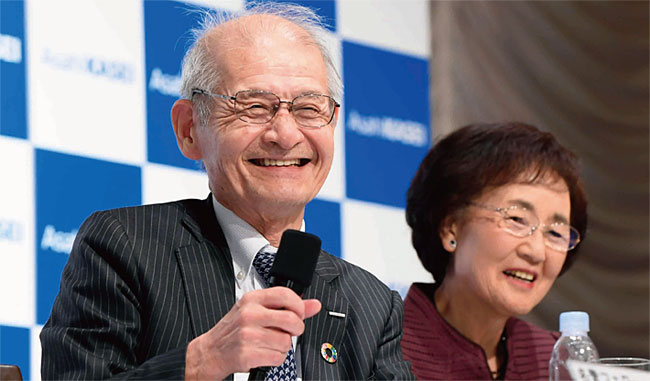 올해 노벨 화학상 공동 수상자인 요시노 아키라가 지난 10월 10일 도쿄 기자회견장에서 부인과 함께 참석해 수상 소감을 밝히고 있다. ⓒphoto 뉴시스