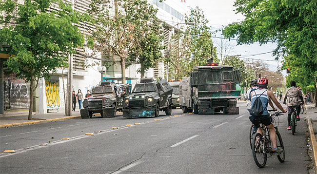 산티아고 중심가를 장갑차들이 막아서 있다. 산티아고에는 시위가 격렬해지면서 국가비상사태가 선포된 상태다.