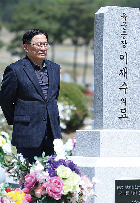 지난 5월 2일 국립대전현충원을 찾은 박 전 대장은 먼저 세상을 떠난 이재수 장군의 묘역 앞에서 한참을 서성였다. ⓒphoto 김종연 영상미디어 기자