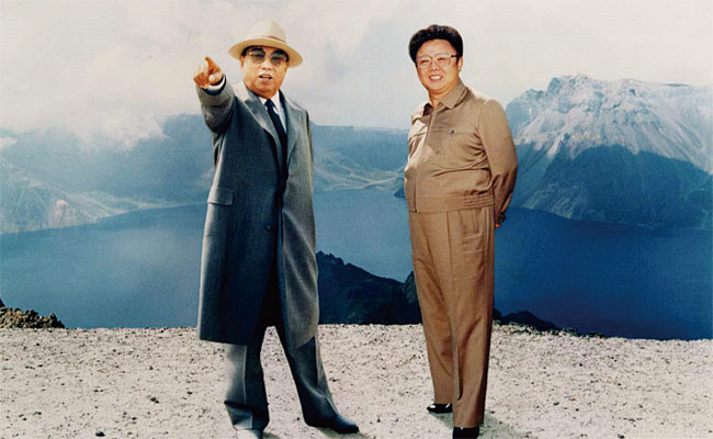 김일성(왼쪽)과 김정일이 백두산을 배경으로 촬영한 사진. 노동신문이 2014년 건국 66주년을 맞아 게재했다. ⓒphoto 노동신문