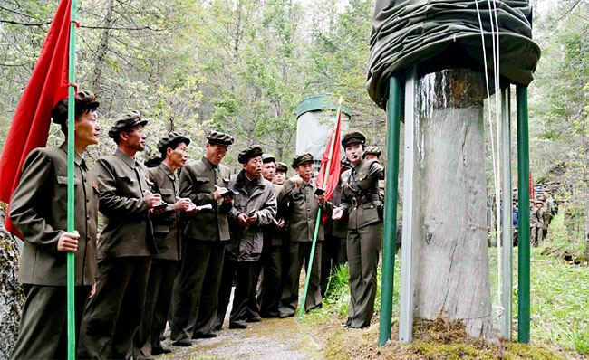 북한 노동당 간부들이 백두산에서 안내원에게 구호나무에 대한 설명을 듣고 있다. ⓒphoto 오늘의 조선