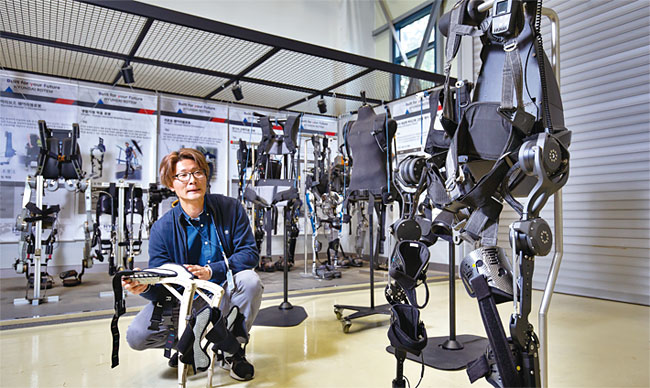 경기도 의왕 현대로템 연구실에 ‘휴마’(오른쪽)를 비롯한 웨어러블 로봇 시제품이 진열돼 있다. ⓒphoto 한준호 영상미디어 기자