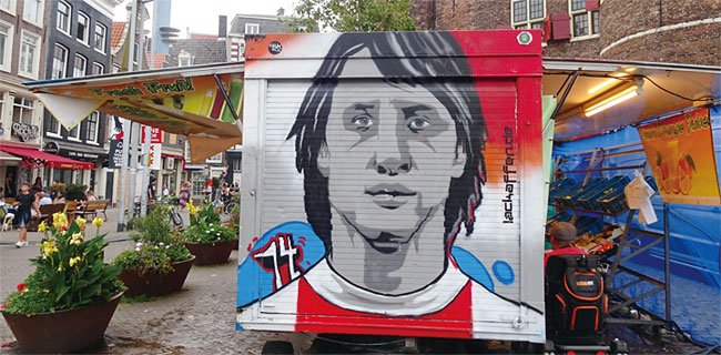 암스테르담 거리의 이동식 벽화. 축구 영웅으로 추앙받는 요한 크루이프의 젊은 시절 초상화다.