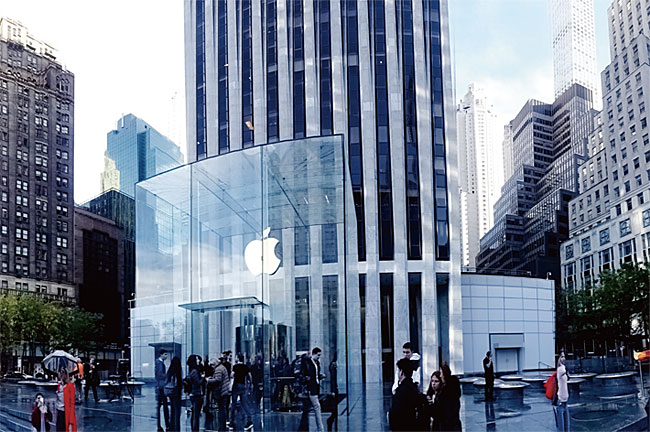 애플의 상징이자 얼굴인 뉴욕 5번가 매장 전경.