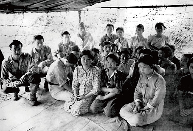 1944년 8월 버마 미치나에서 일본군이 패퇴한 뒤 미군 등 연합군에 포로가 된 조선인 일본군 위안부들이 연합군의 심문을 받기 위해 한데 수용돼 있다.