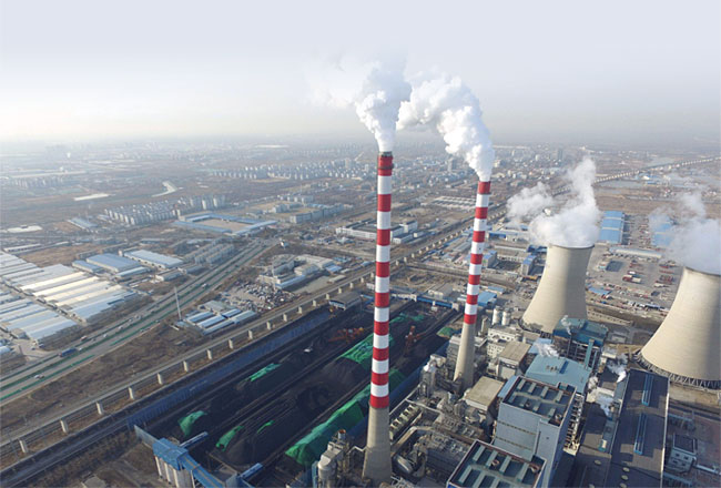 시커먼 석탄들이 쌓여 있는 중국 톈진 외곽의 한 열발전소. ⓒphoto 바이두