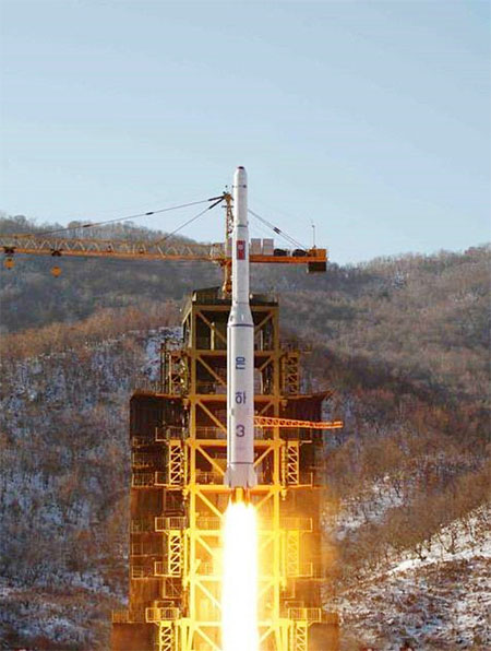 북한이 2012년 12월 서해 위성발사장에서 은하-3호 로켓을 발사하고 있다. ⓒphoto 노동신문