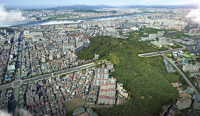 서리풀공원 전경. 도심 건물들 사이에 자리한 유일한 녹지다. ⓒphoto 서울시청