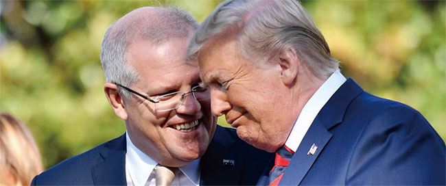 스콧 모리슨 호주 총리(왼쪽)가 지난 9월 20일 백악관에서 트럼프 미국 대통령에게 다정하게 얘기하고 있다. ⓒphoto AP