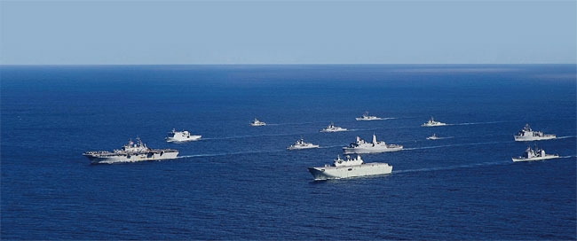 미국과 호주 해군 함정들이 연합 해상훈련을 벌이고 있다. ⓒphoto 호주 국방부