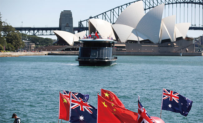 지난 9월 9일 호주 시드니 오페라하우스 앞에 호주 국기와 중국의 오성홍기가 나부끼고 있다. 이날 시드니에서는 중화인민공화국 건국 70주년 축하 행사가 열렸다. ⓒphoto 뉴시스