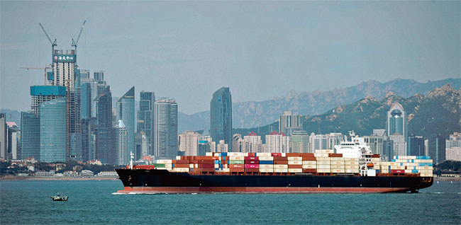 중국 칭다오항의 수출 컨테이너선. ⓒphoto 뉴시스