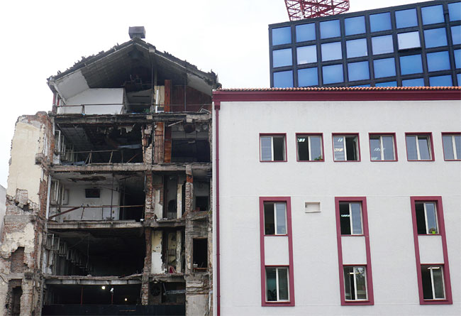 1998년 나토의 베오그라드 공습으로 파괴된 건물 잔해는 지금도 그대로 남아 있다.