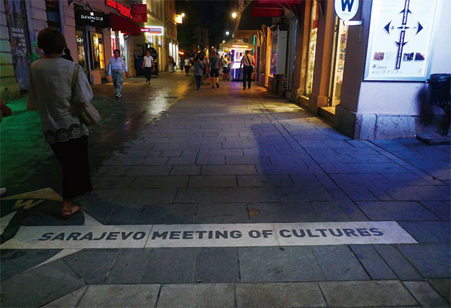 이 선을 가운데 두고 사라예보는 이슬람 거리와 유럽 거리로 나뉜다.