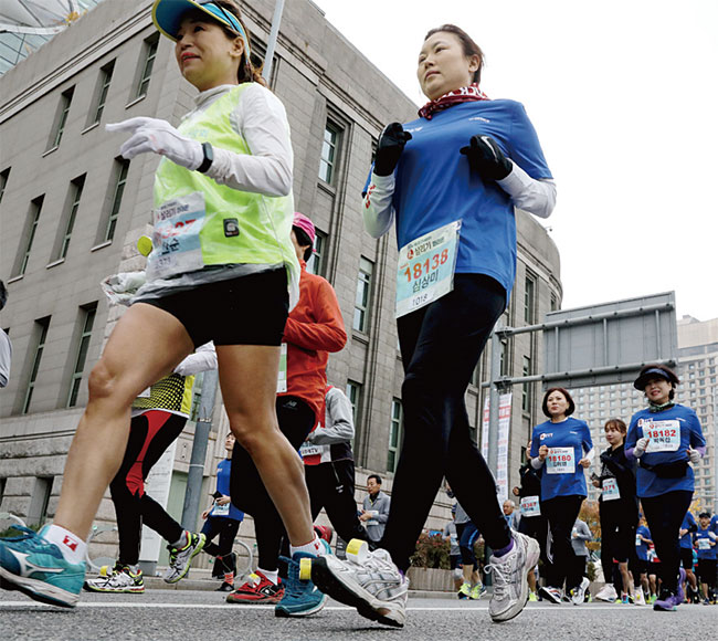 지난 11월 10일 서울 중구 서울광장에서 열린 ‘2019 중소기업인 기살리기 마라톤대회’에 참가한 시민들. ⓒphoto 뉴시스