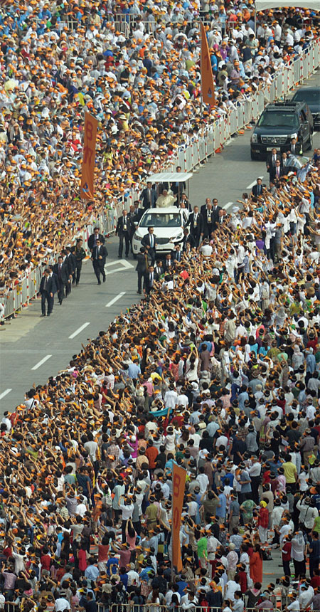 프란치스코 교황이 2014년 8월 16일 서울 광화문광장에서 ‘윤지충 바오로와 동료 순교자 123위 시복 미사’를 집전하기 앞서 카퍼레이드를 하고 있다. ⓒphoto 뉴시스