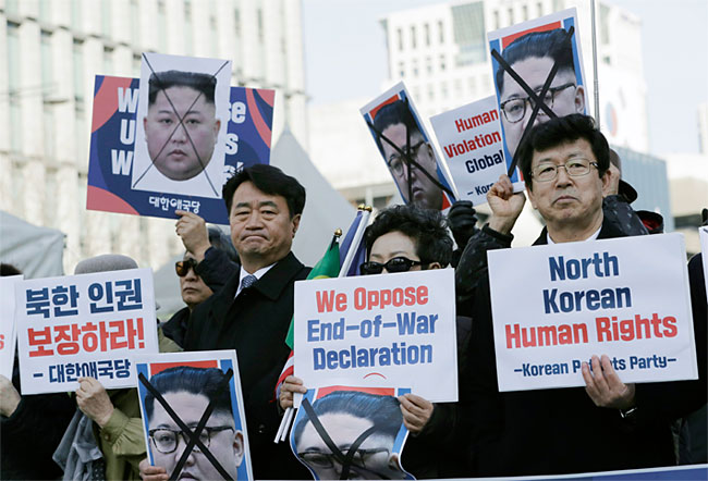 지난 2월 트럼프·김정은 하노이 정상회담을 앞두고 북한인권단체 회원들과 탈북자들이 서울 미국대사관 앞에서 김정은 초상화를 들고 북한 인권 개선을 촉구하는 시위를 벌이고 있다. ⓒphoto 뉴시스