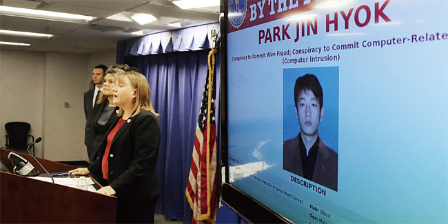 지난해 9월 6일 미 법무부의 트레이시 윌키슨 검사가 북한 정찰총국(RGB)을 대리해 소니픽처스를 해킹한 혐의를 받고 있는 북한 국적의 박진혁씨를 기소할 방침이라고 발표하고 있다. ⓒphoto 뉴시스