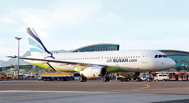 부산 김해공항에 있는 에어부산 A320-200 항공기. ⓒphoto 에어부산