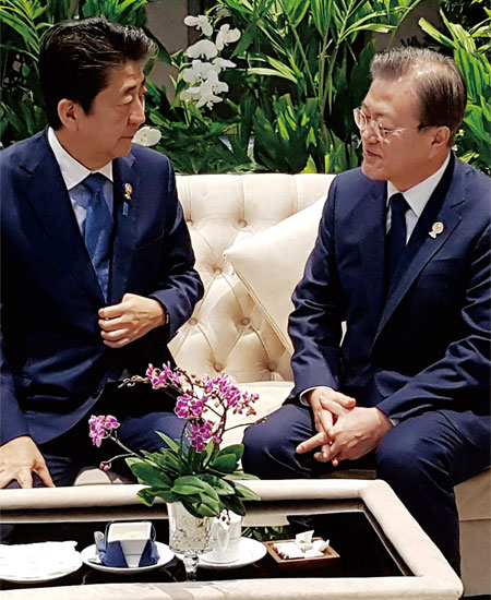지난 11월 4일 오전(현지시각) 문재인 대통령이 태국 방콕 임팩트포럼에서 열린 ‘제22차 아세안+3 정상회의’에 앞서 아베 신조 일본 총리(왼쪽)와 사전환담을 하고 있다. ⓒphoto 뉴시스