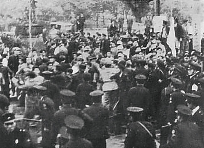 1948년 8월 벌어진 한신 교육투쟁 당시 경찰과 맞서는 시위대들.