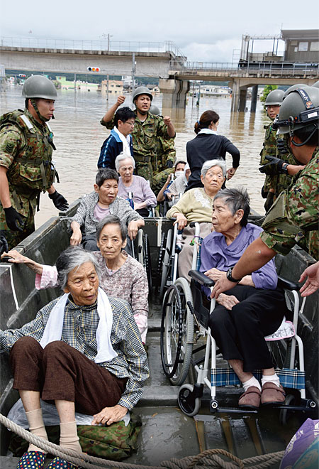 지난해 7월 폭우가 쏟아진 일본 오카야마현 구라시키시에서 노인들이 구조되고 있다. ⓒphoto 뉴시스