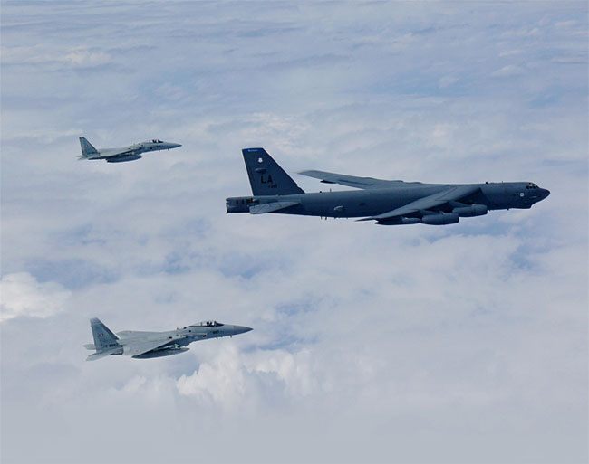 미군 전략폭격기 B-52H가 일본 자위대 전투기 F-15J와 함께 일본 열도를 따라 비행하고 있다. ⓒphoto 미 공군
