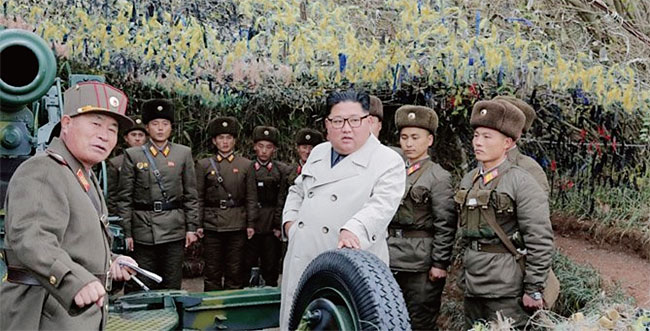 김정은이 지난 11월 25일 서해의 창린도 해안포 부대를 방문해 포사격을 지시하고 있다. ⓒphoto 노동신문