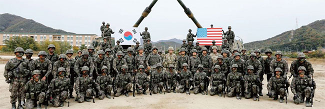 지난 10월 경기도 포천에서 미군과 한국군 병사들이 기념촬영을 했다. ⓒphoto 주한미군