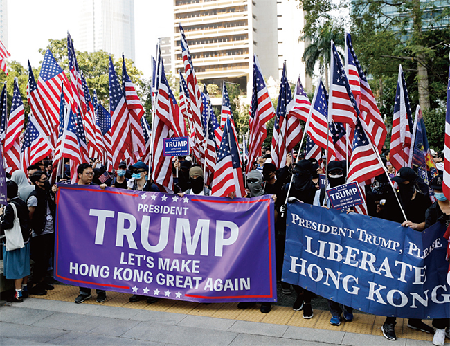지난 12월 1일 홍콩 시민들이 미국 영사관 앞에서 트럼프 지지 시위를 벌이고 있다. ⓒphoto 뉴시스