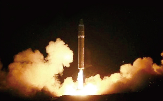 북한이 2017년 3월 18일 서해위성발사장에서 진행한 신형 고출력 로켓 엔진 분출 시험 모습. ⓒphoto 조선중앙방송