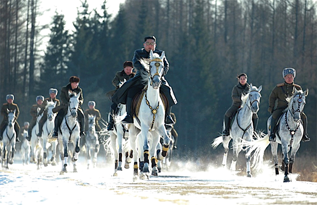 김정은이 지난 12월 4일 말을 타고 군 지휘관들과 함께 백두산을 오르고 있다. ⓒphoto 노동신문