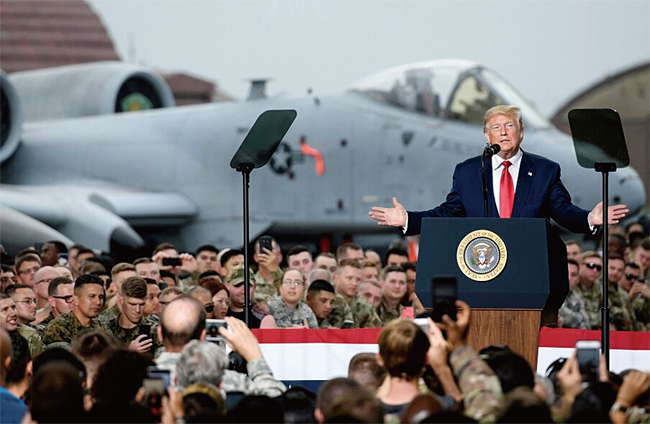 트럼프 미국 대통령이 지난 6월 30일 오산 공군기지를 방문해 주한미군 장병들을 격려하고 있다. ⓒphoto 백악관