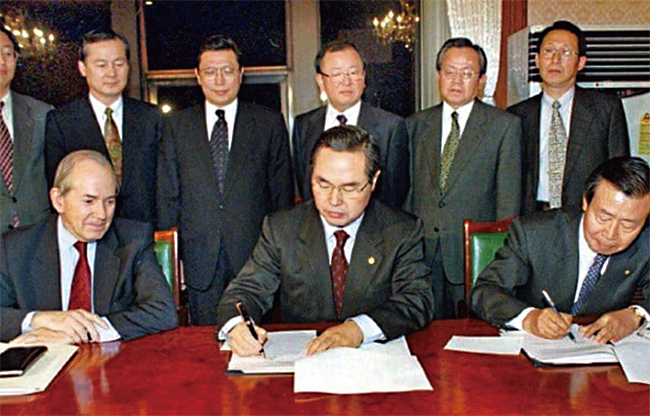 1997년 12월 3일 임창열 당시 경제부총리(가운데)가 IMF 구제금융 양해각서에 서명하고 있다.