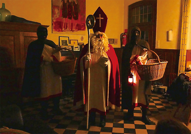 한밤중에 성 니콜라스가 흑인 하인들과 크리스마스 선물을 들고 찾아왔다.