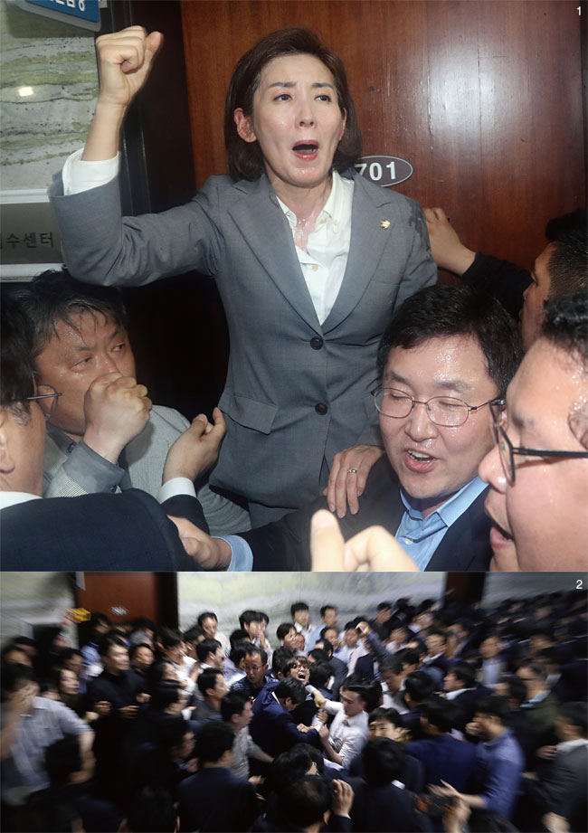 <strong></div>1</strong> 국회 의안과 앞에서 몸싸움을 하던 중 자유한국당 나경원 원내대표가 구호를 외치고 있다.<br/><strong>2</strong> 패스트트랙 법안을 접수하려는 더불어민주당 의원과 접수를 막으려는 자유한국당 의원, 당직자들이 지난 4월 25일 오후 서울 여의도 국회 의안과 앞에서 몸싸움을 하고 있다. ⓒphoto 뉴시스