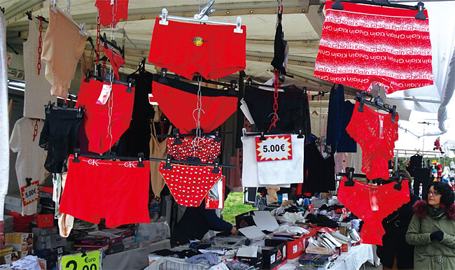 베네치아 리도 시장에 걸려 있는 붉은색 팬티들. 이탈리아인들은 12월 31일 붉은 팬티를 입고 신년을 맞이하면 복이 따른다고 믿는다.