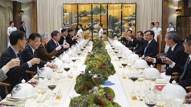 지난 12월 23일 쓰촨성 청두 수정회관에서 열린 문재인 대통령 환영 만찬에서 리커창 중국 국무원 총리가 건배하고 있다. ⓒphoto 뉴시스